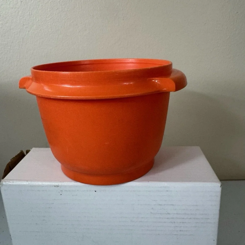 Tupperware Servalier Bowl 20oz #886 Burnt Orange Container with Lid Vintage